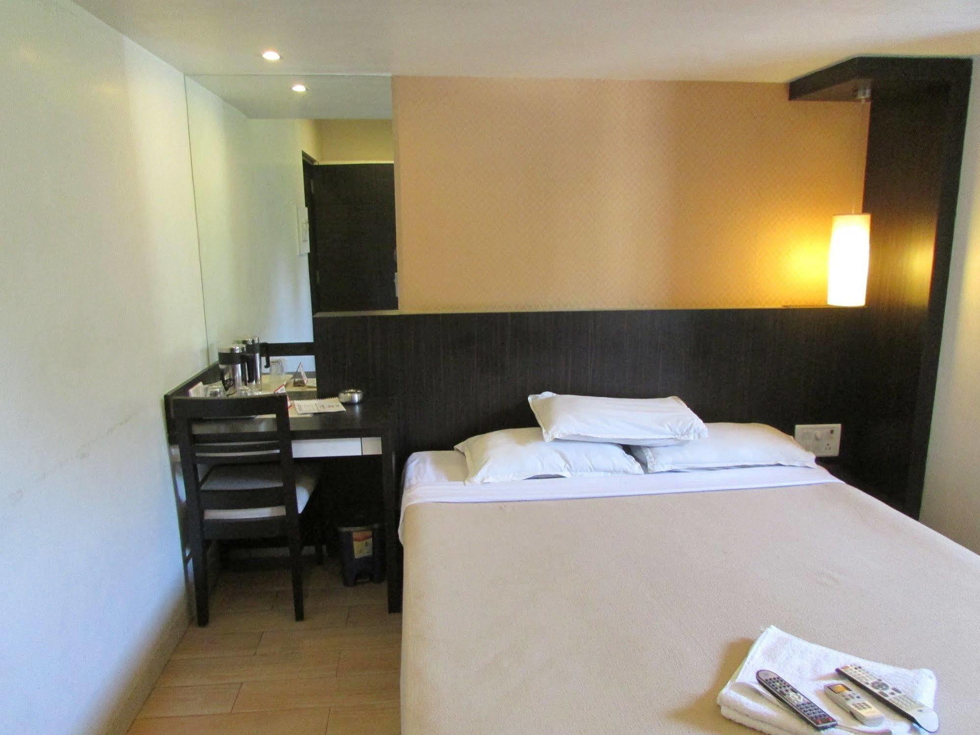 Hotel Mourya Residency Thane Bagian luar foto