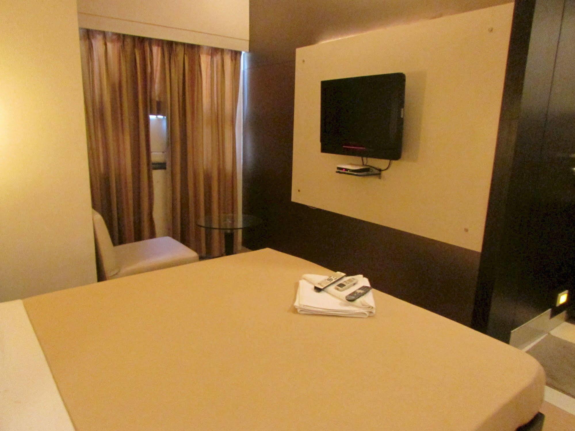 Hotel Mourya Residency Thane Bagian luar foto