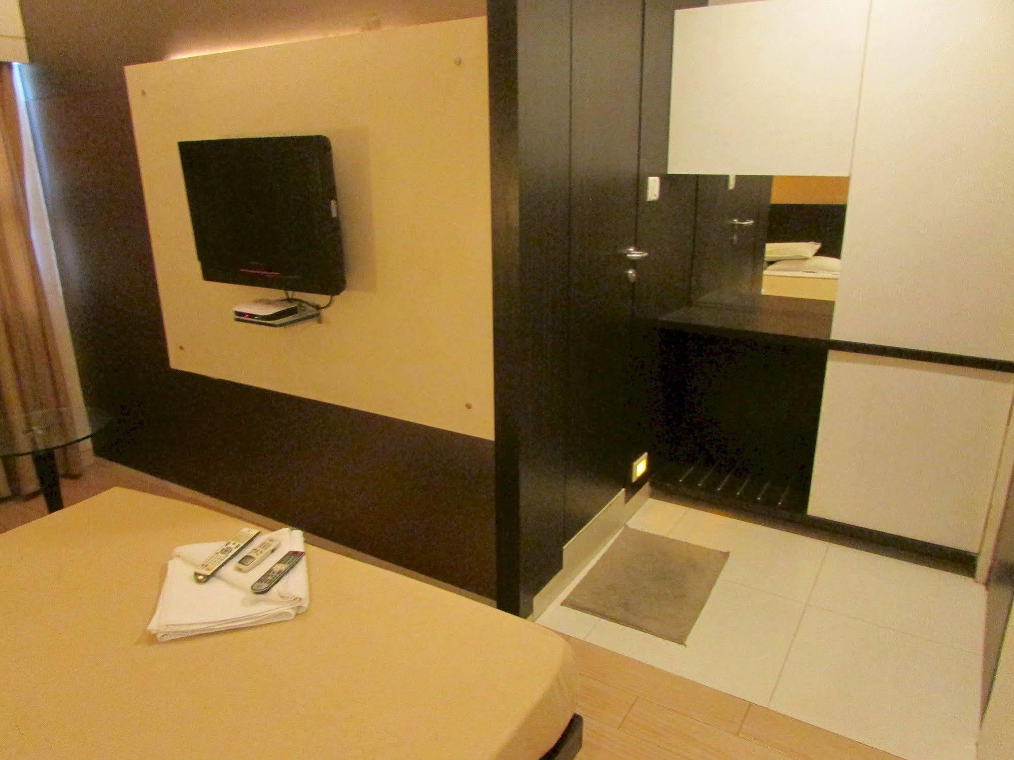 Hotel Mourya Residency Thane Bagian luar foto