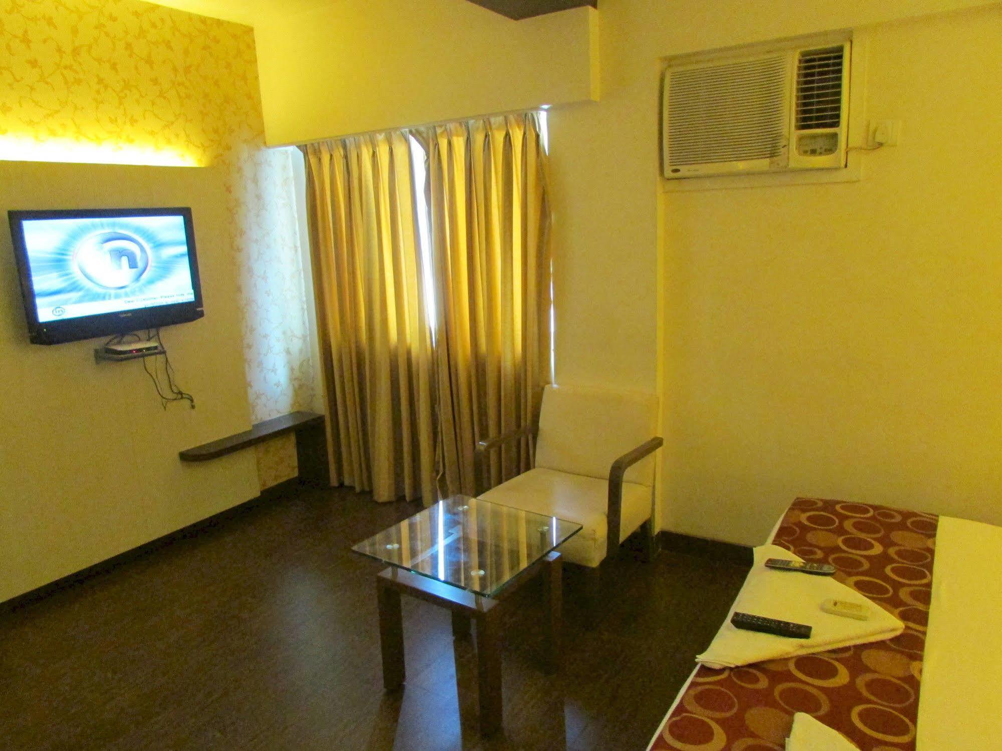 Hotel Mourya Residency Thane Bagian luar foto