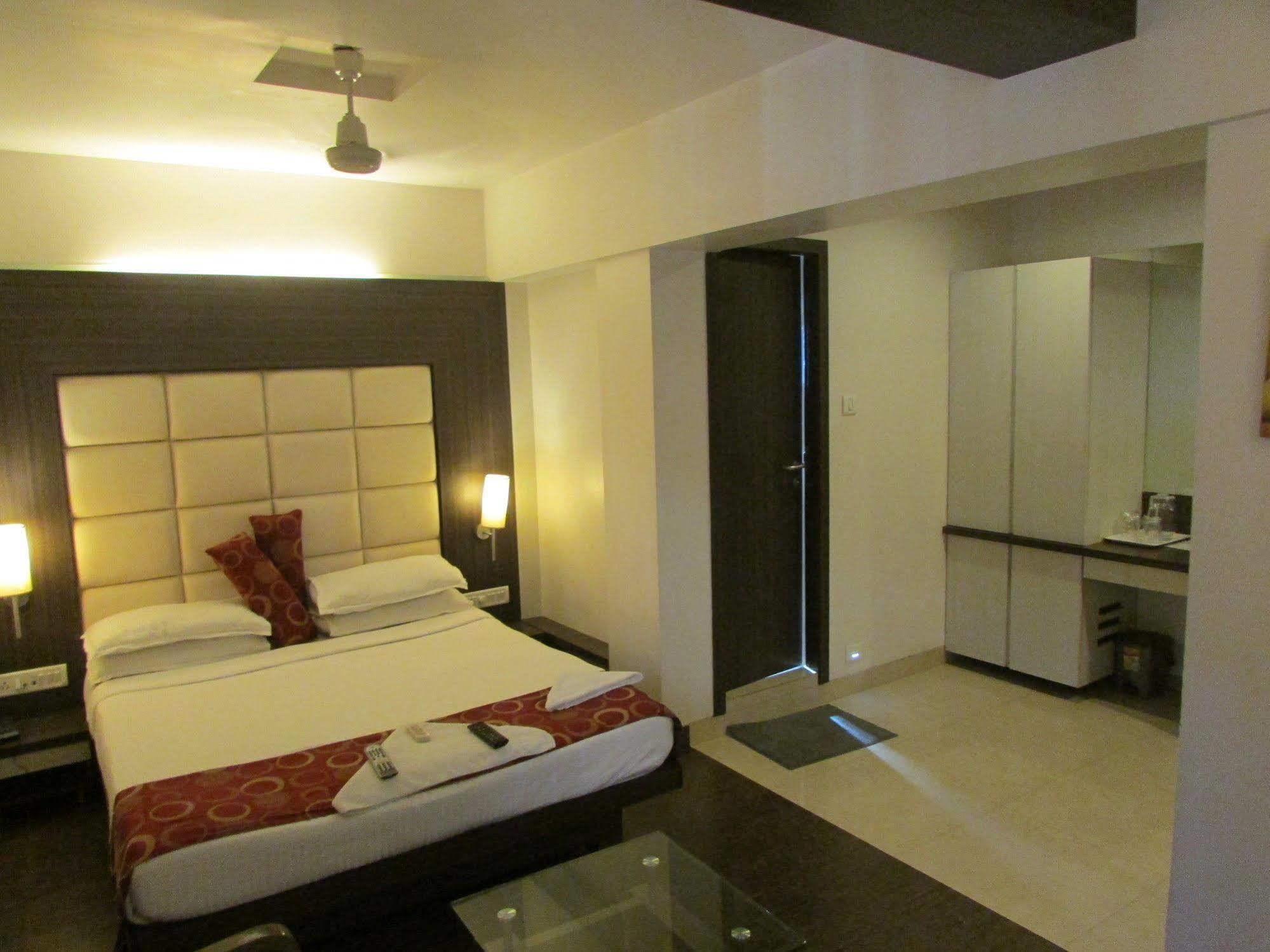 Hotel Mourya Residency Thane Bagian luar foto